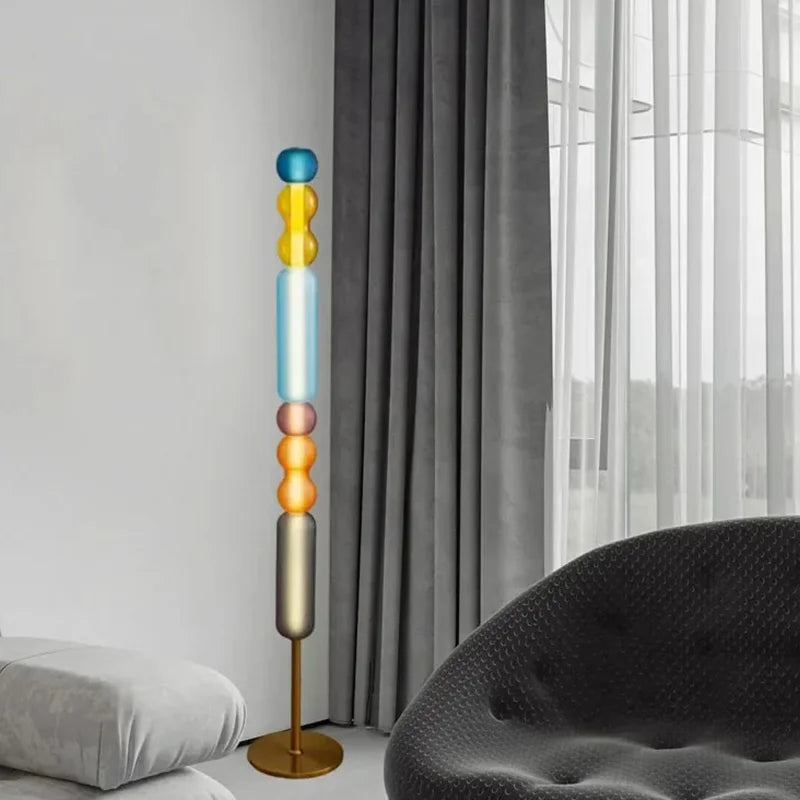Arlequin — lampadaire de 160 cm en verre coloré dans un salon