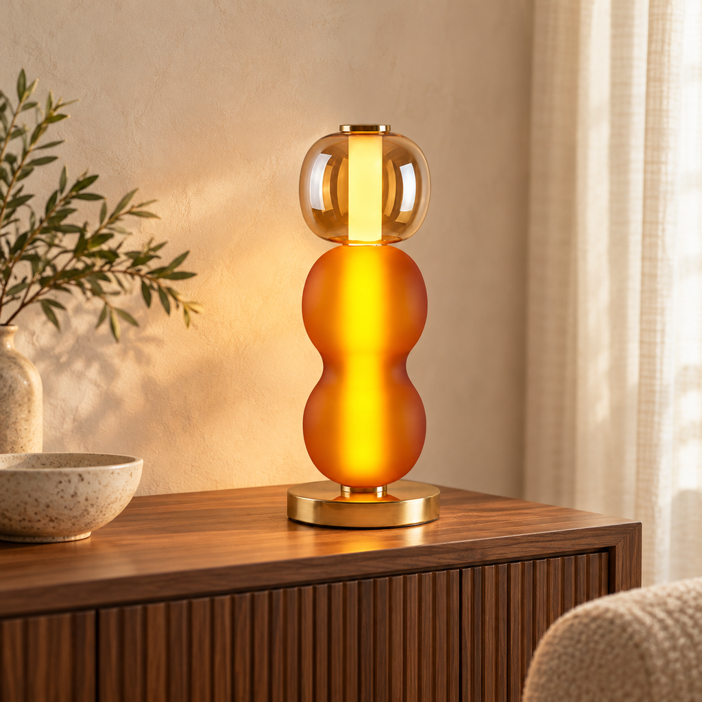 Arlequin — modèle A orange et ambre, mise en scène sur une console en noyer