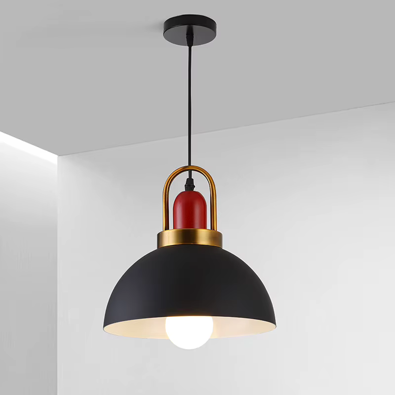 Aveline noire, suspension à dôme métallique avec détail central rouge, arceau doré, câble et rosace noirs ; photo du fournisseur 1005012696296534.