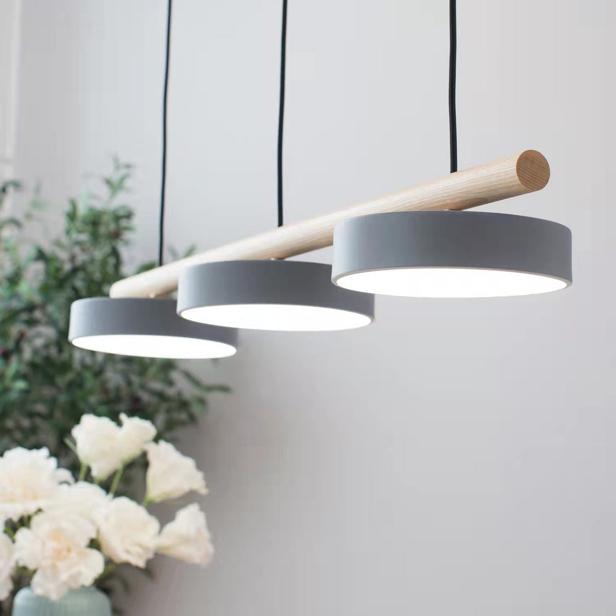 Aviara — détail des abat-jours LED et de la structure en bois