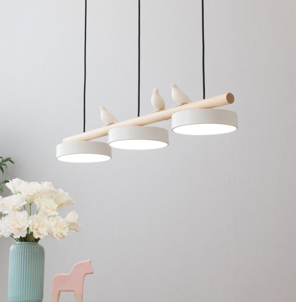Aviara blanche — suspension oiseau LED dans une pièce de vie