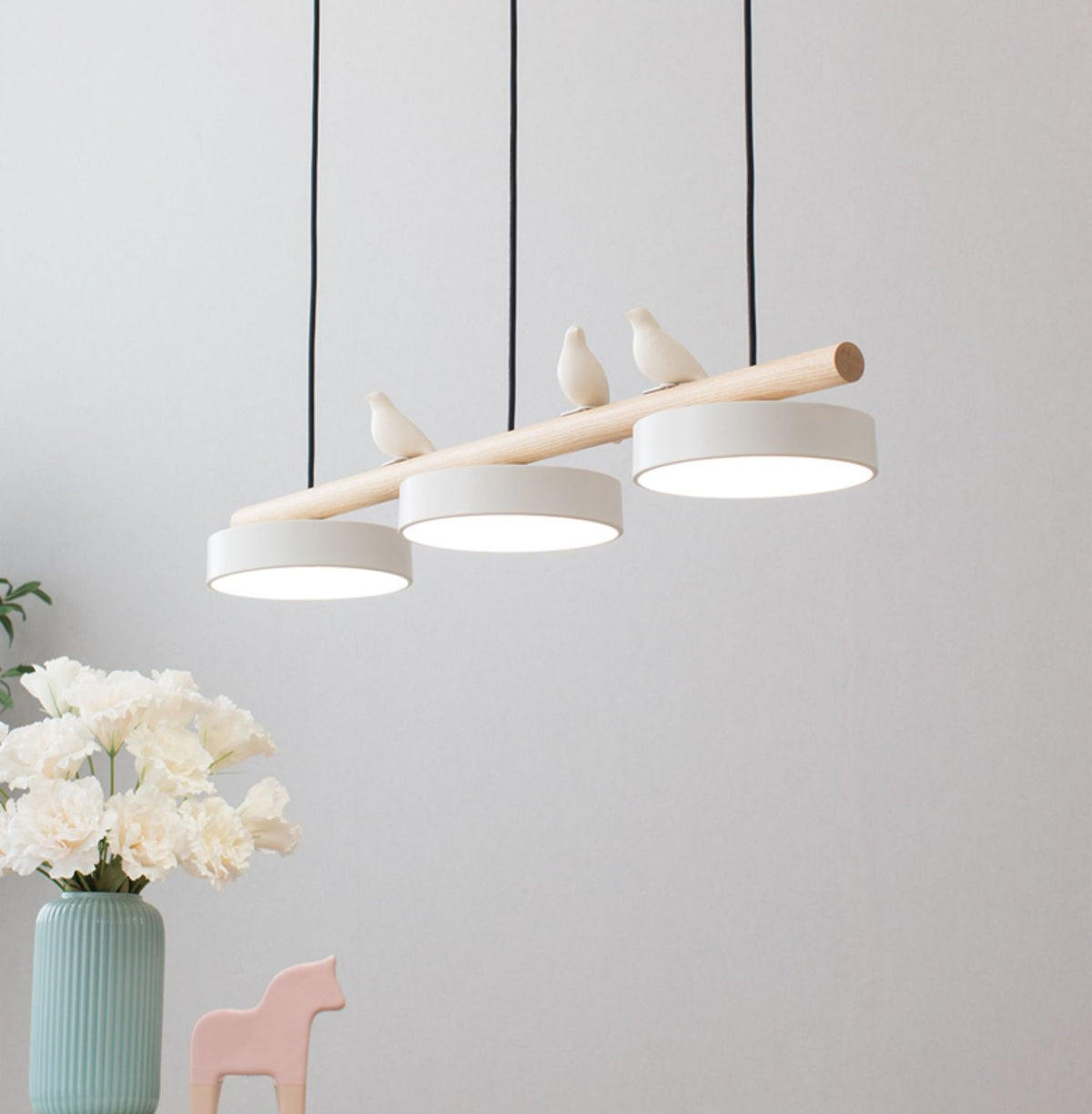 Aviara blanche — suspension oiseau LED dans une pièce de vie