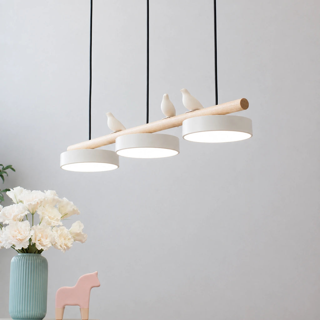 Aviara blanche à trois oiseaux et trois abat-jour, barre en bois et câbles noirs ; décor harmonisé à partir de la photographie existante.