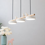 Aviara blanche à trois oiseaux et trois abat-jour, barre en bois et câbles noirs ; décor harmonisé à partir de la photographie existante.
