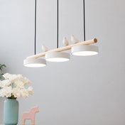 Aviara blanche à trois oiseaux et trois abat-jour, barre en bois et câbles noirs ; décor harmonisé à partir de la photographie existante.