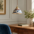 Bleuet — Projection au-dessus d’un bureau. Création illustrative fondée sur les références du modèle ; décor et ampoule non inclus.