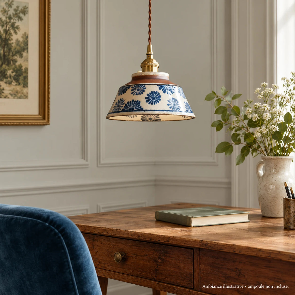 Bleuet — Projection au-dessus d’un bureau. Création illustrative fondée sur les références du modèle ; décor et ampoule non inclus.