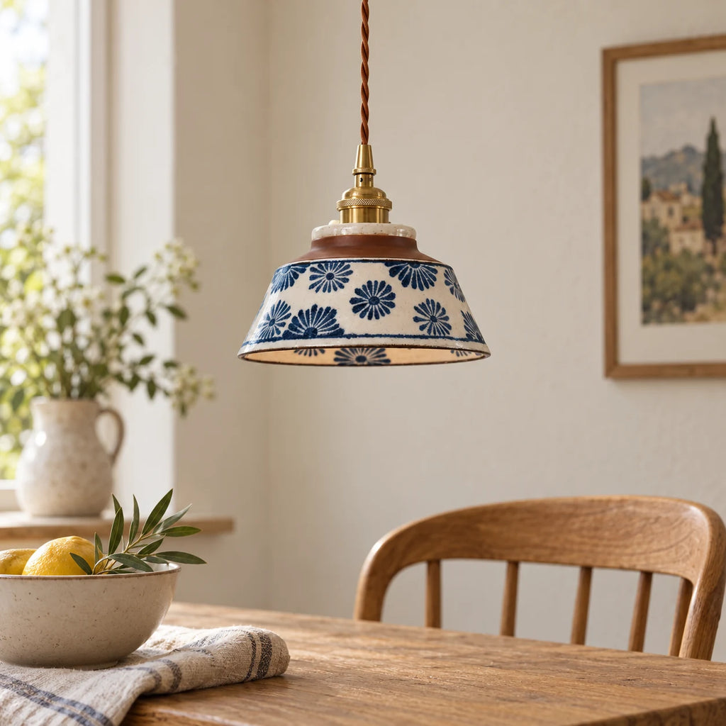 Bleuet — coin repas ; ambiance illustrative créée à partir des références du modèle. Décor non inclus ; ampoule non incluse.