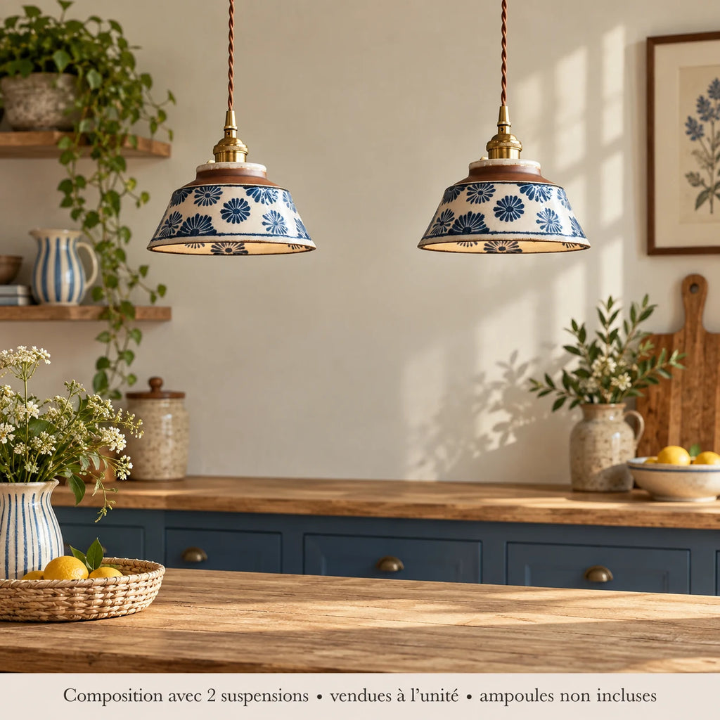 Bleuet — Composition décorative créée à partir des références du modèle, avec deux unités vendues séparément. Mise en situation virtuelle, sans démonstration de fonctionnement ; décor non inclus.