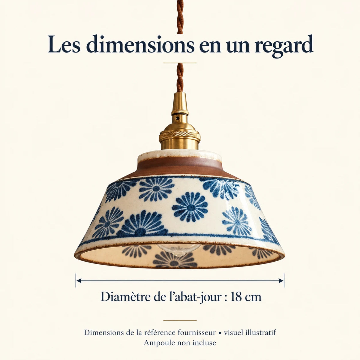 Bleuet — Lire les dimensions documentées du modèle dans un visuel net. Création illustrative fondée sur les références du modèle ; décor et ampoule non inclus.