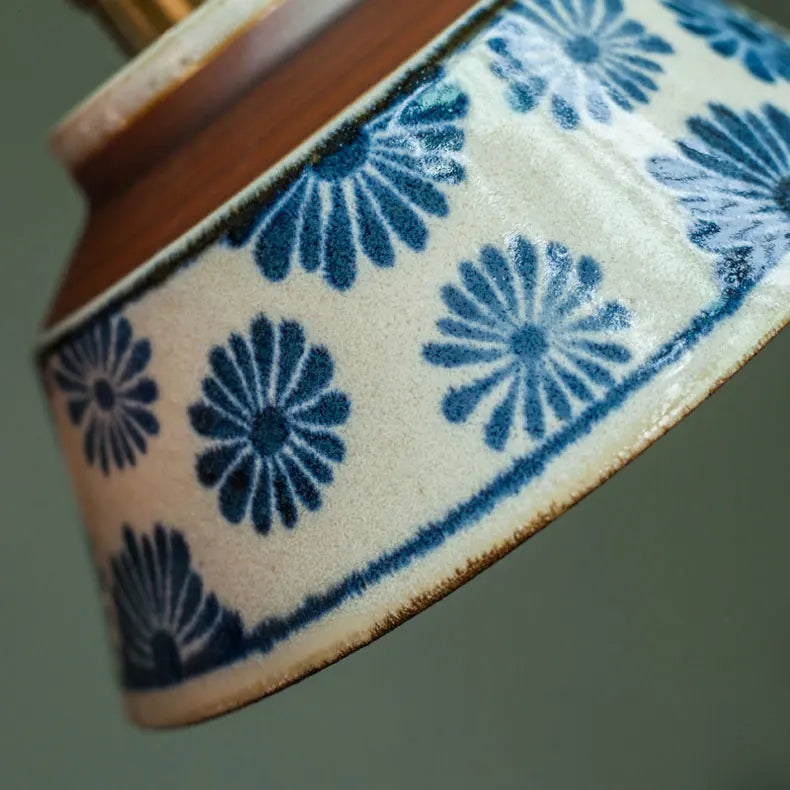 Détail du motif floral bleu et du bord brun de Bleuet