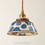 Bleuet — Isoler la silhouette entière et le motif. Création illustrative fondée sur les références du modèle ; décor et ampoule non inclus.