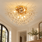 Plafonnier doré à branches rayonnantes dans un décor entree chene
