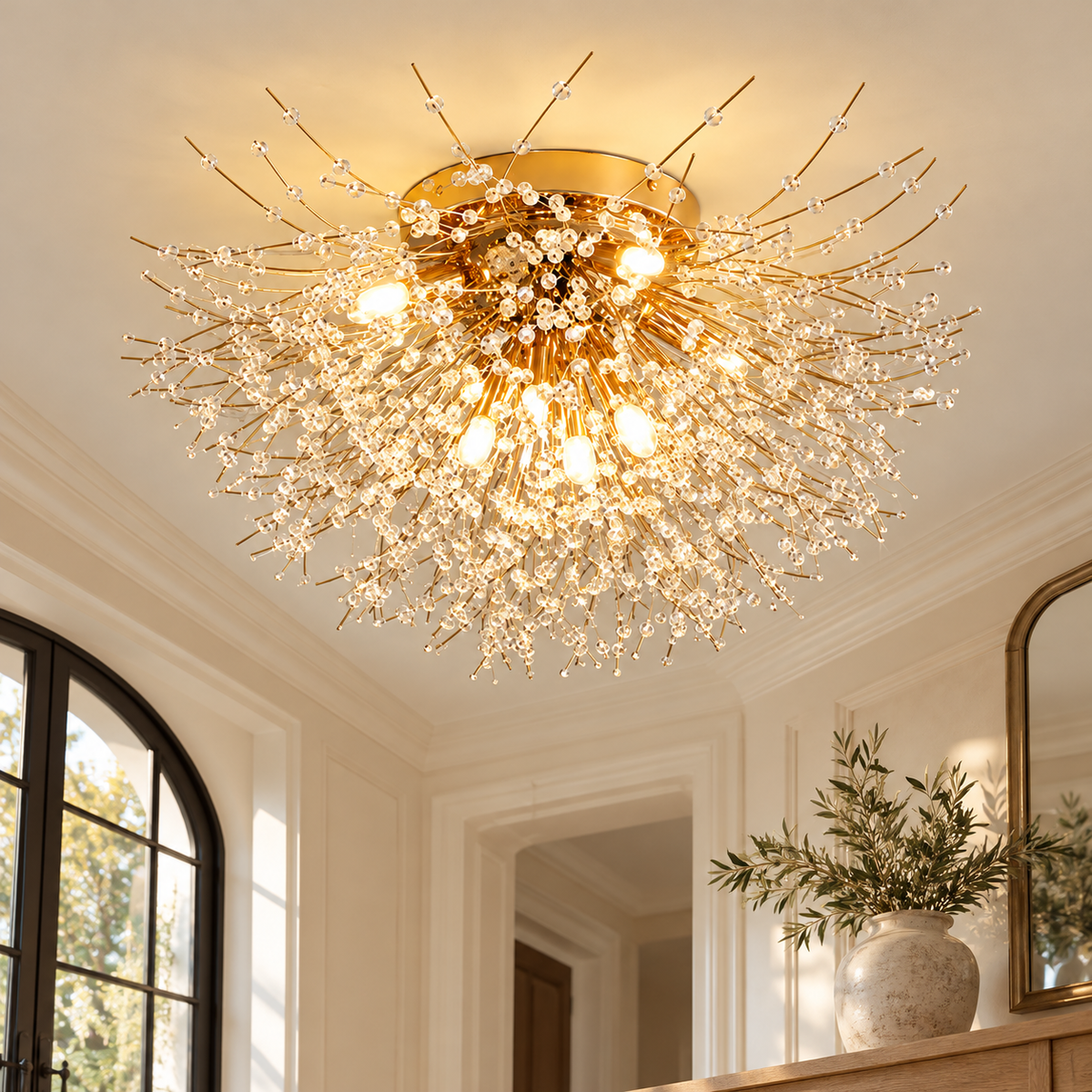 Plafonnier doré à branches rayonnantes dans un décor entree chene