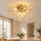 Plafonnier doré à branches rayonnantes dans un décor repas pierre