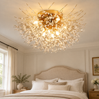 Plafonnier doré à branches rayonnantes dans un décor chambre lin