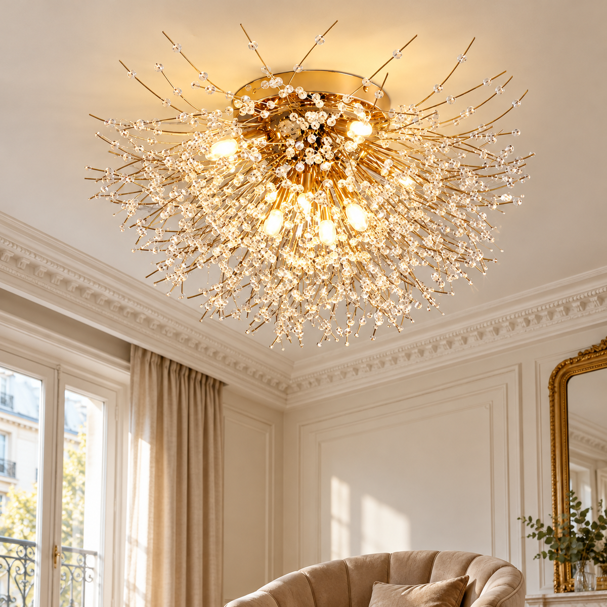 Plafonnier doré à branches rayonnantes dans un décor salon haussmann