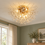 Plafonnier doré à branches rayonnantes dans un décor chambre sauge