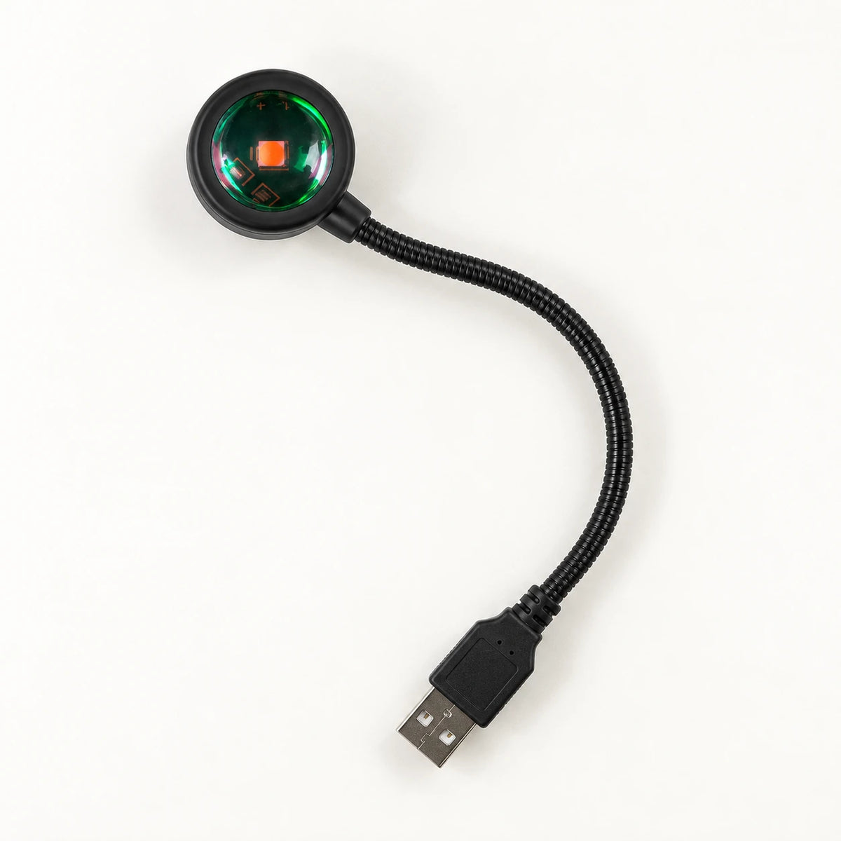 Vue entière de la lampe avec le col courbé et sa prise USB-A.