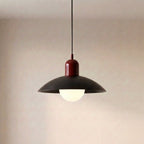 Caléria, abat-jour noir, col rouge