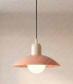 Caléria, abat-jour rose et col clair, avec câble noir et globe lumineux.