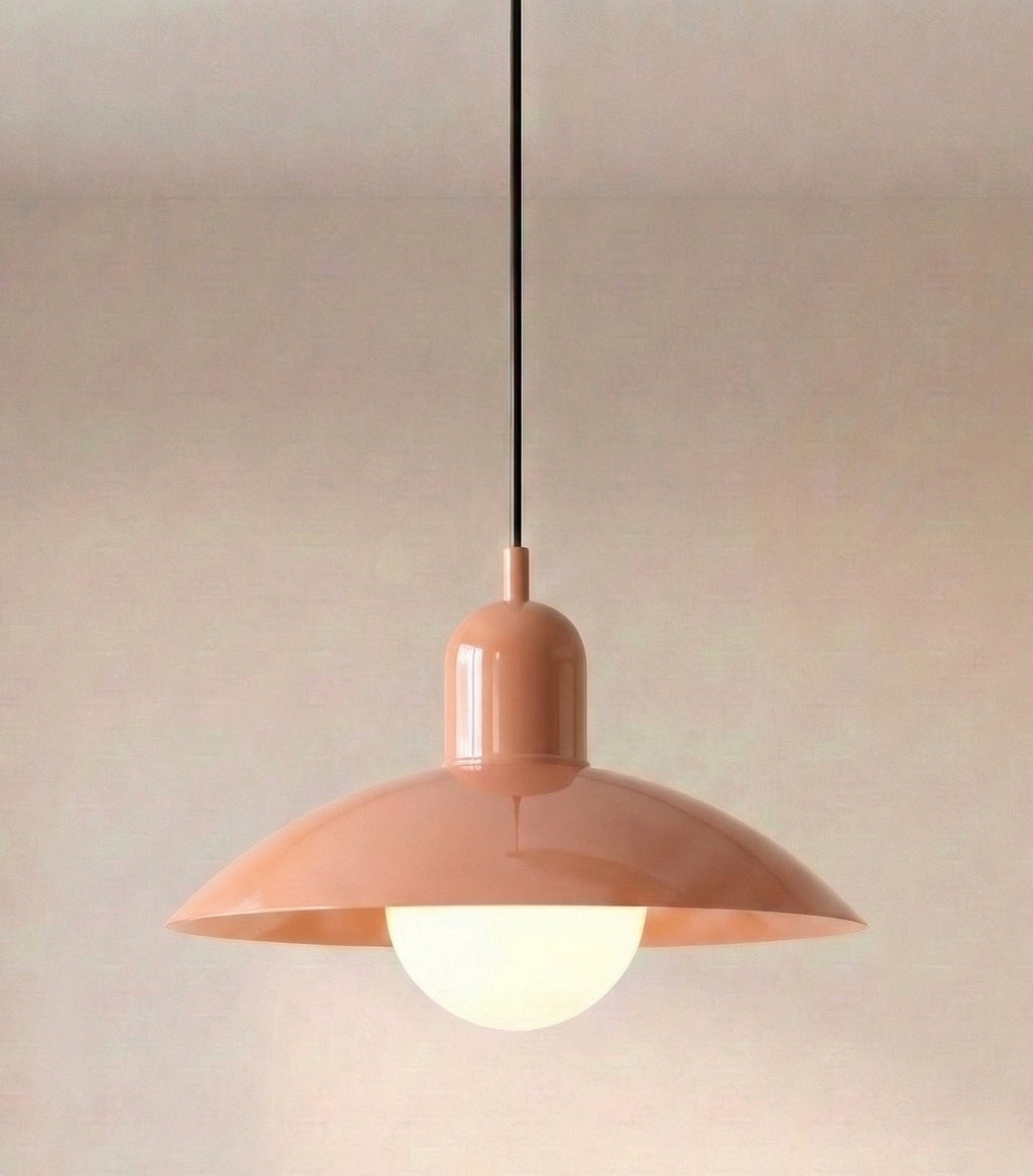 Caléria, abat-jour rose et col rose, avec câble noir et globe lumineux.