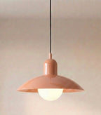 Caléria, abat-jour rose et col rose, avec câble noir et globe lumineux.