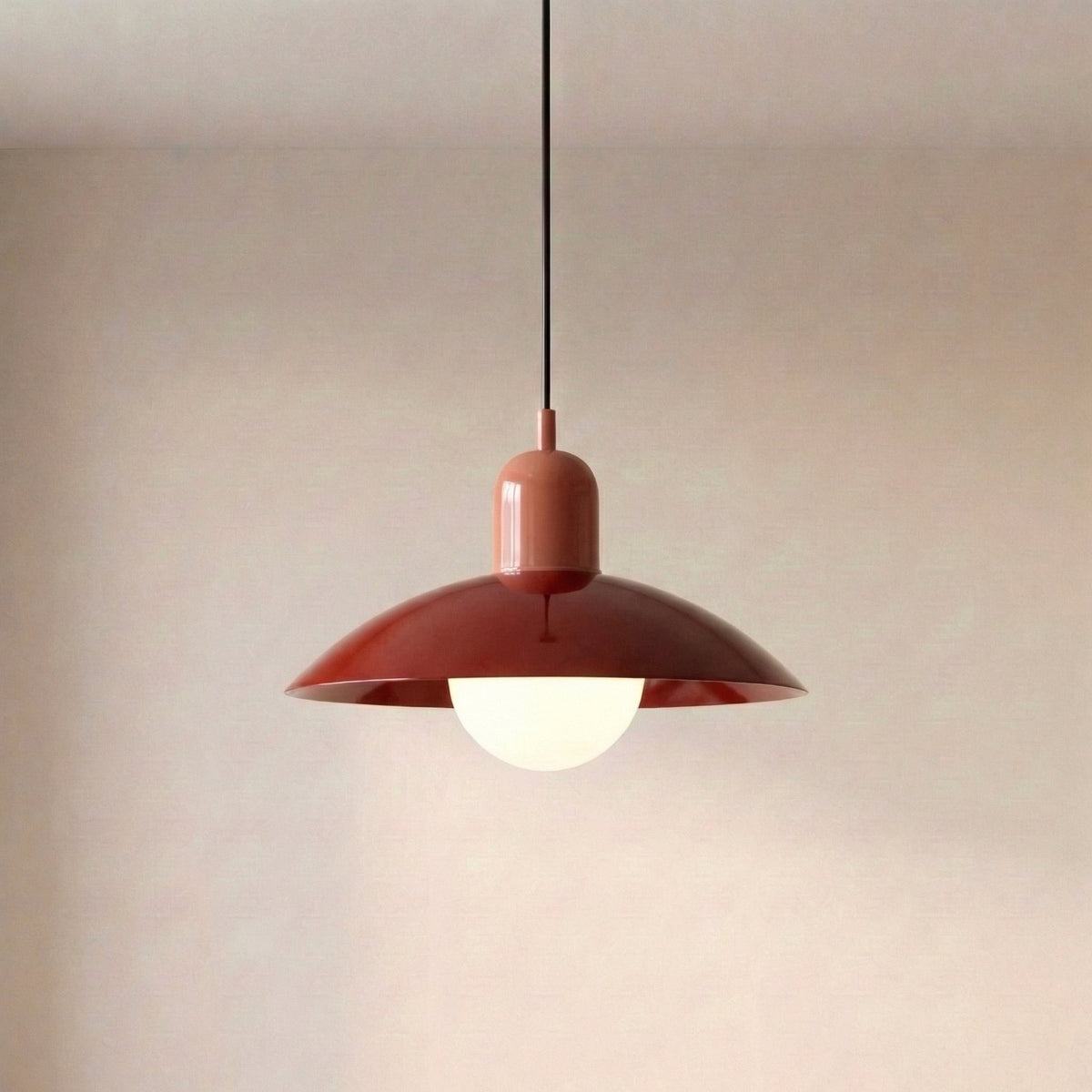 Caléria, abat-jour rouge, col rose