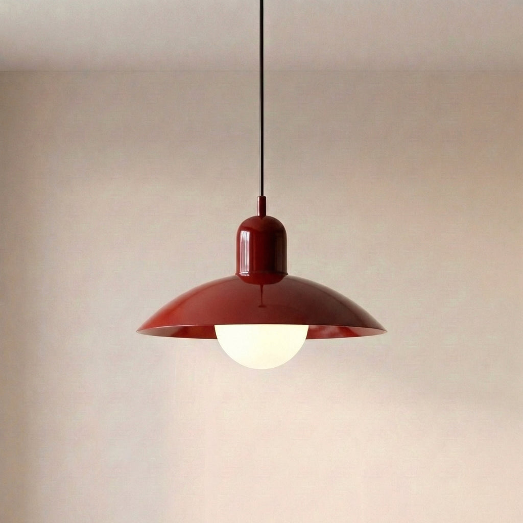 Caléria, abat-jour rouge, col rouge