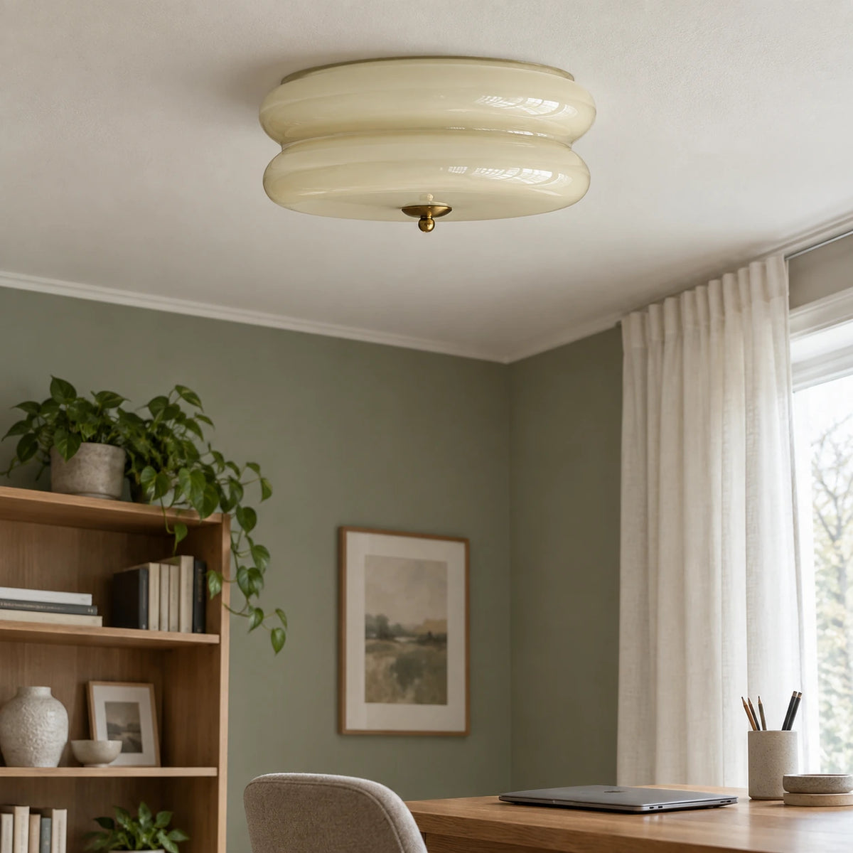 Ciselé beige et doré — plafonnier dans un bureau à domicile.