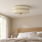 Ciselé beige et doré — plafonnier dans une chambre aux tons naturels.