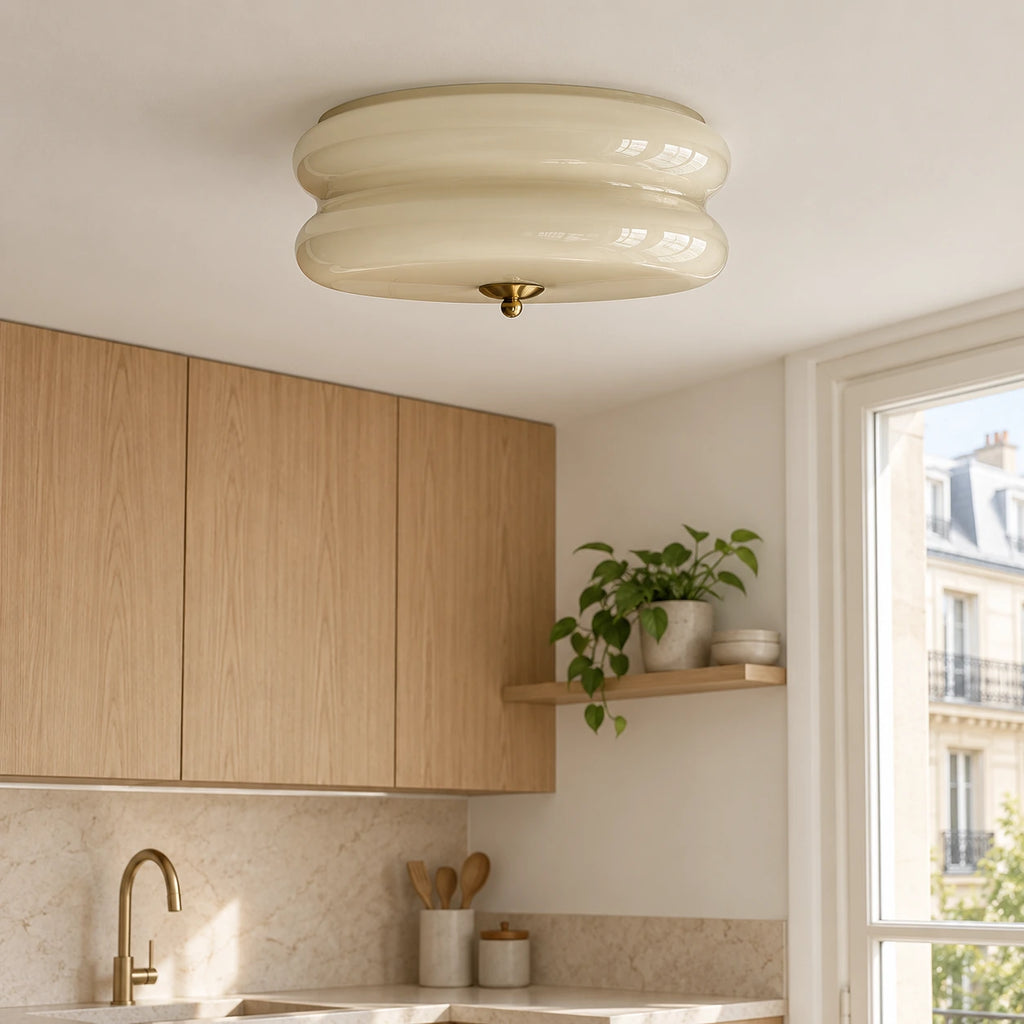 Ciselé beige et doré — plafonnier dans une cuisine claire.
