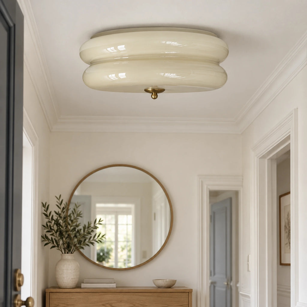 Ciselé beige et doré — plafonnier dans une entrée lumineuse.