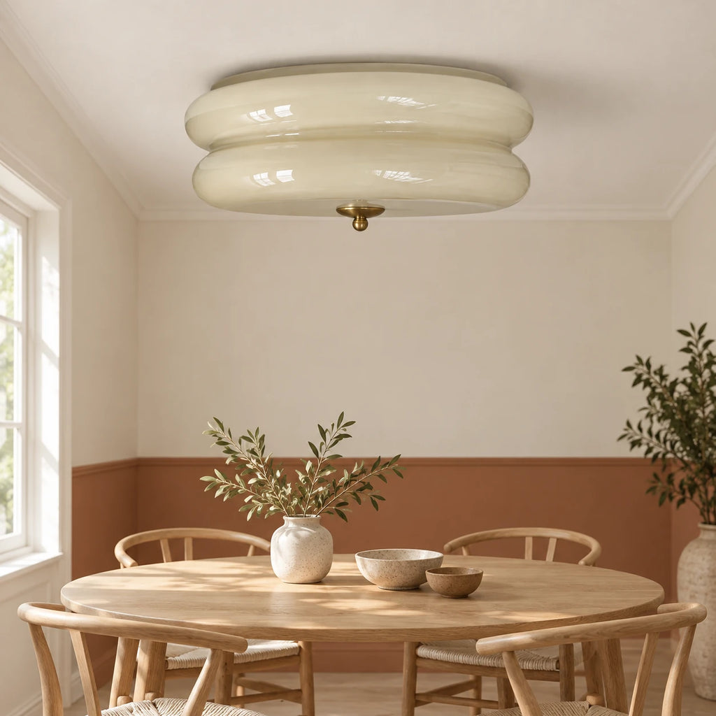 Ciselé beige et doré dans un coin repas. Décor non fourni.