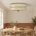 Ciselé beige et doré dans un coin repas. Décor non fourni.