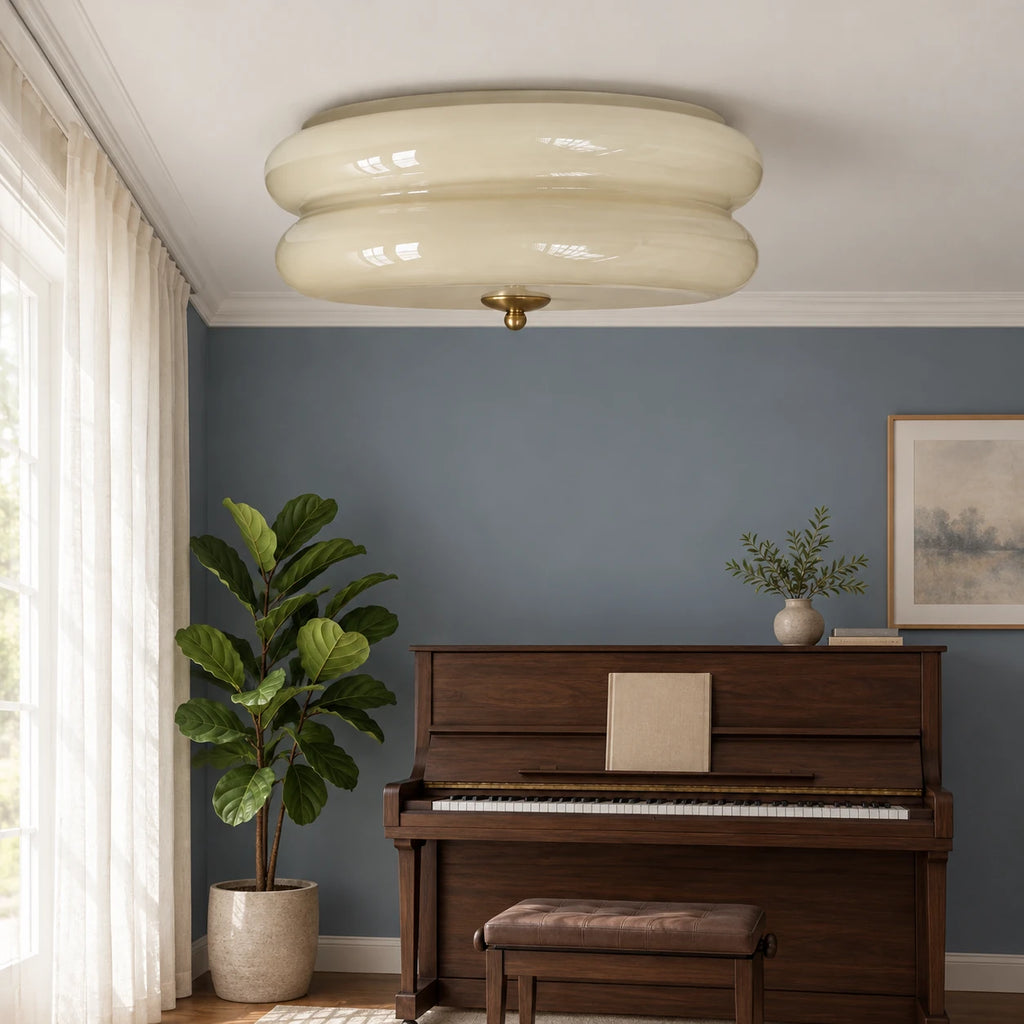Ciselé beige et doré dans un salon de musique. Décor non fourni.