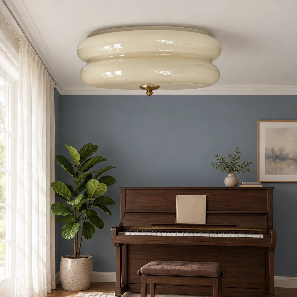 Ciselé beige et doré dans un salon de musique. Décor non fourni.