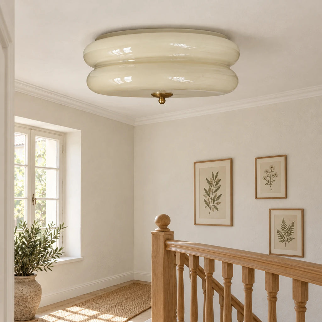 Ciselé beige et doré dans un palier. Décor non fourni.