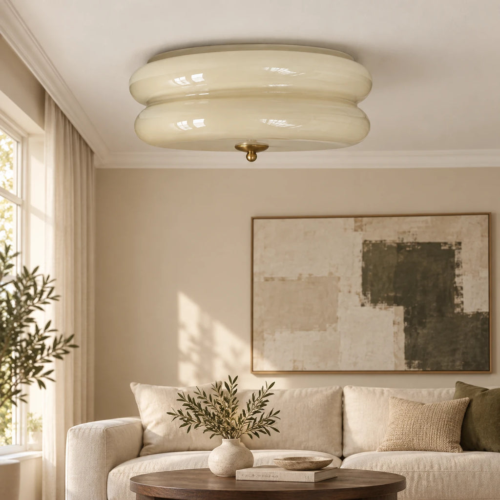 Ciselé beige et doré dans un salon. Décor non fourni.