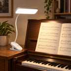 Clipéa — lampe posée à plat sur une tablette près d’un piano, mise en scène illustrative de pratique musicale ; décor non inclus.