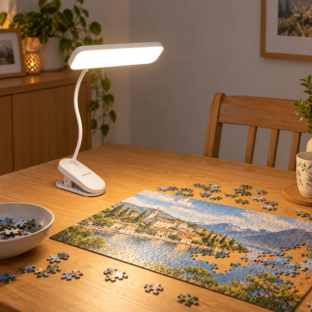 Clipéa — lampe posée à plat sur une table pour assembler un puzzle, mise en scène illustrative ; décor non inclus.