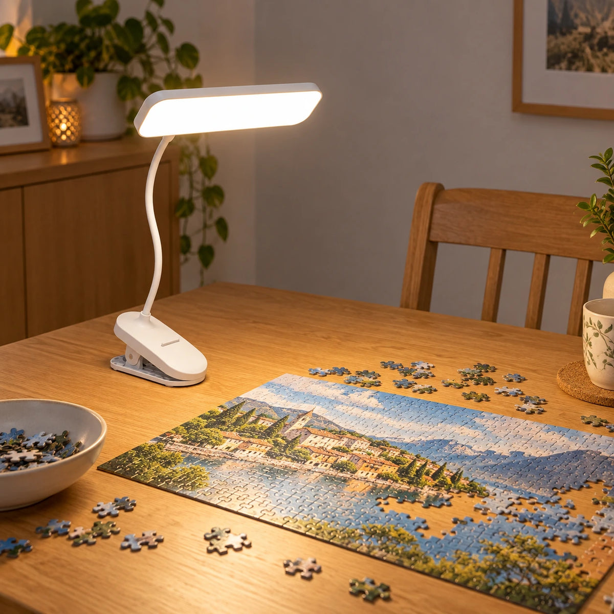 Clipéa — lampe posée à plat sur une table pour assembler un puzzle, mise en scène illustrative ; décor non inclus.