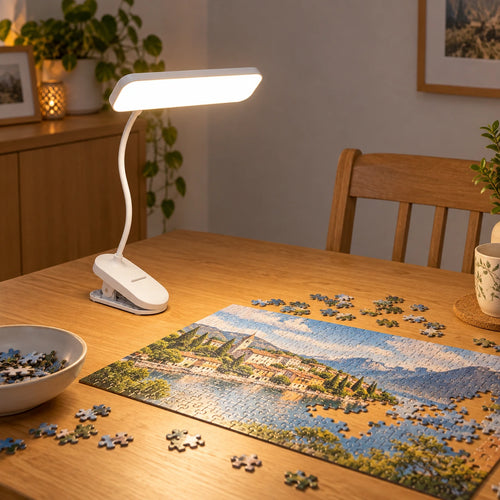 Clipéa — lampe posée à plat sur une table pour assembler un puzzle, mise en scène illustrative ; décor non inclus.