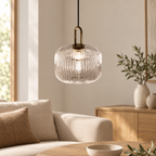 Cotelee dans un décor salon argile