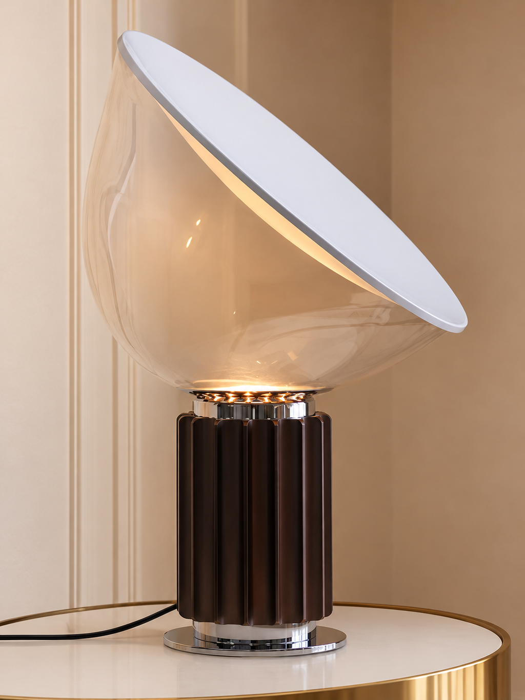 Lampe à coupe inclinée et pied strié foncé sur une table d’appoint — image retouchée
