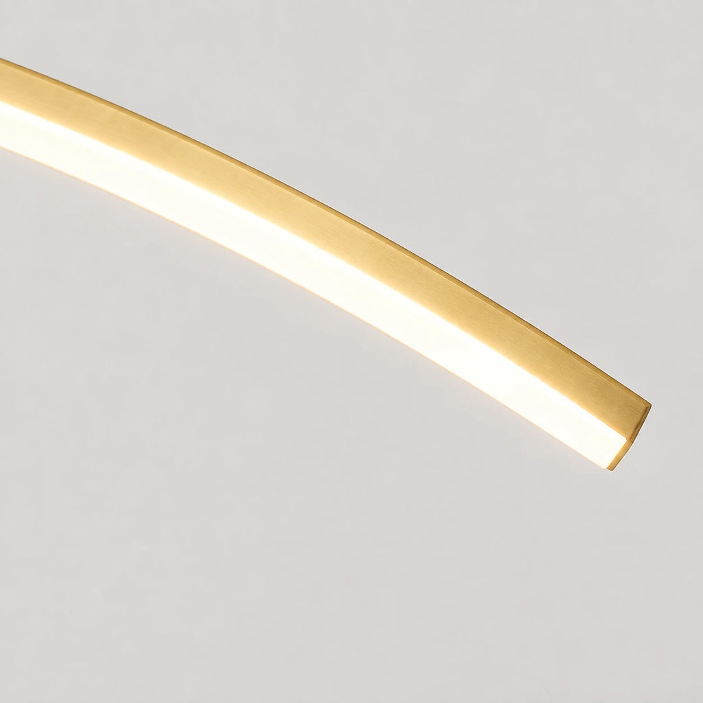 Courbe — détail de l’extrémité dorée et de la bande lumineuse visible, vue illustrative fidèle à la référence native.