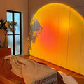 Projection lumineuse orange et jaune de Crépusia sur un mur de chambre