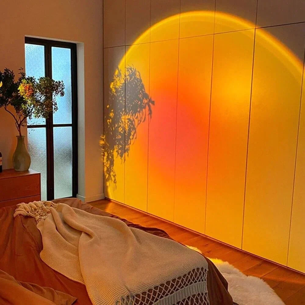 Projection lumineuse orange et jaune de Crépusia sur un mur de chambre