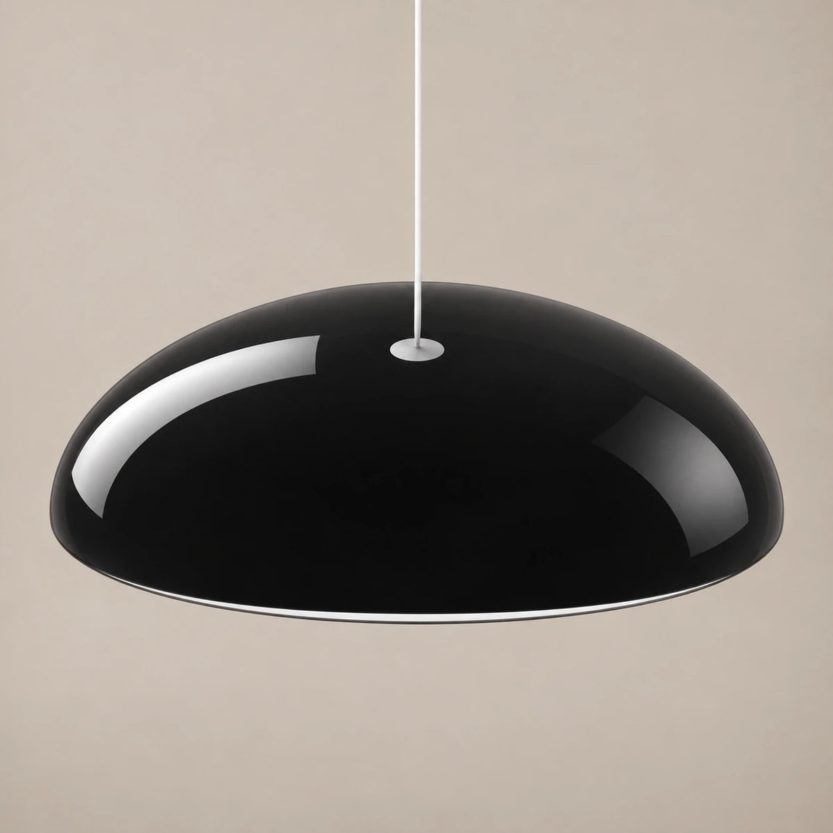 Suspension dôme noire : vue de la coque et de l’entrée du câble.