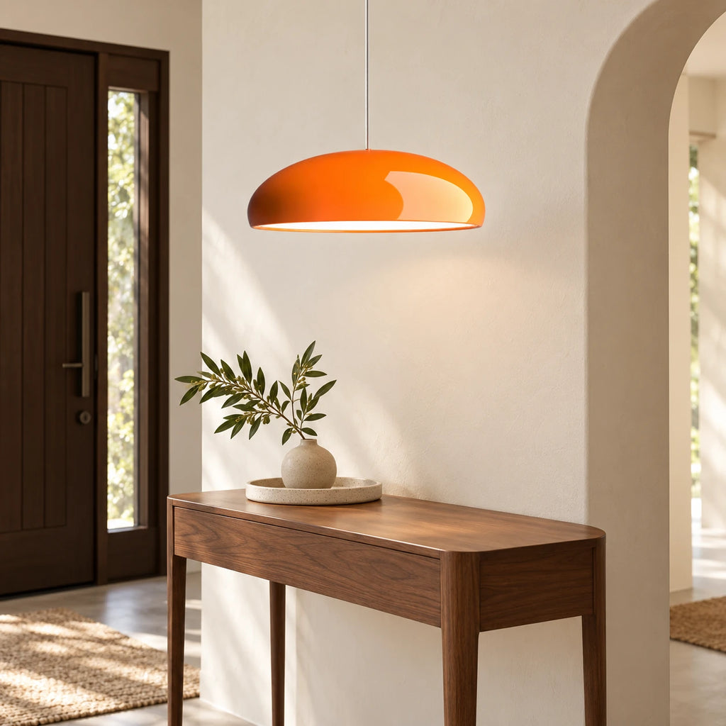 Suspension dôme orange dans une entrée avec console en bois.
